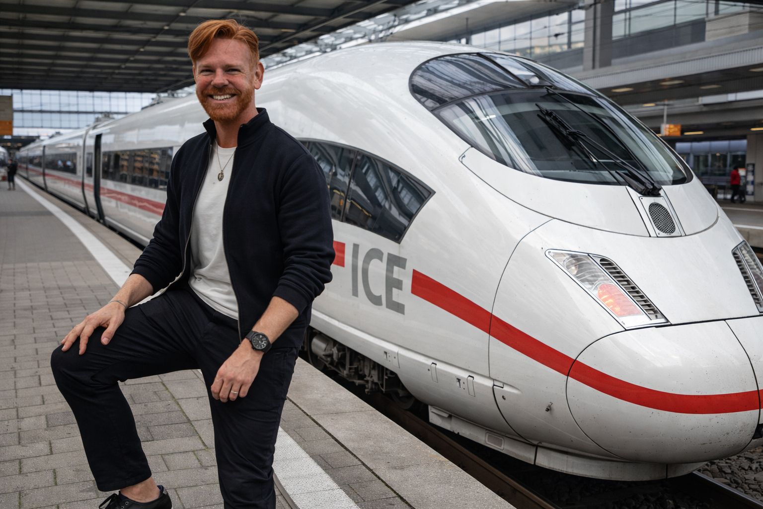 Lipe ao lado de trem de alta velocidade na Europa, representando deslocamentos práticos entre cidades