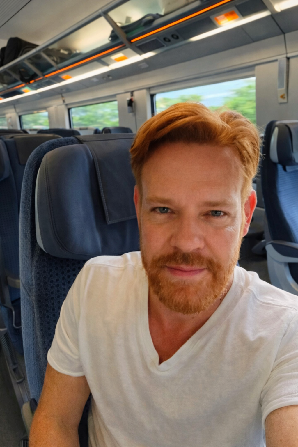 Lipe dentro de um trem na Europa, representando deslocamentos práticos e Eurotrip