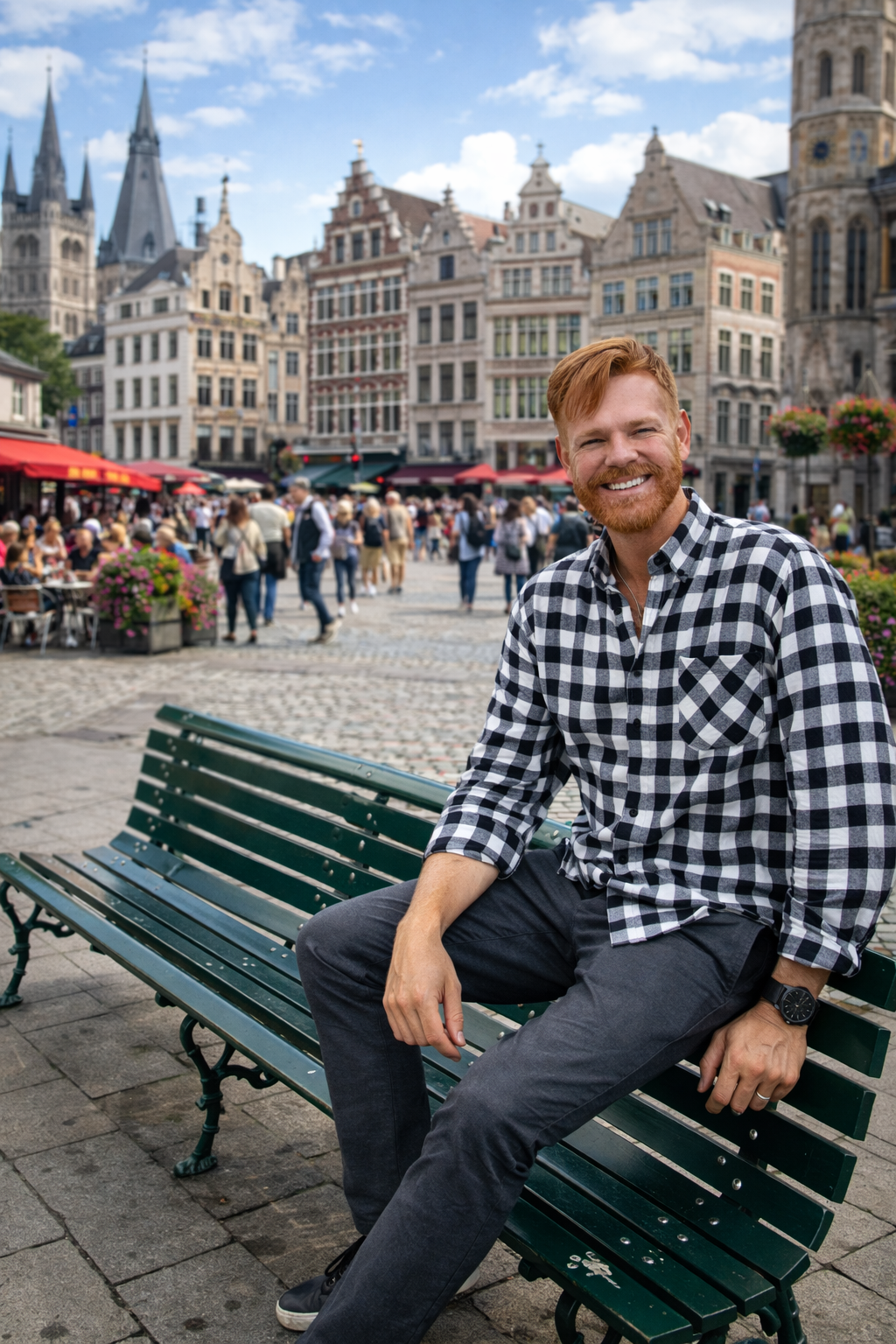 Lipe em praça europeia, representando a experiência de explorar cidades e destinos na Europa