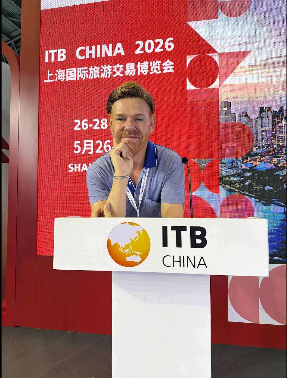 Lipe Camanzano apresentando no ITB China 2026, Xangai