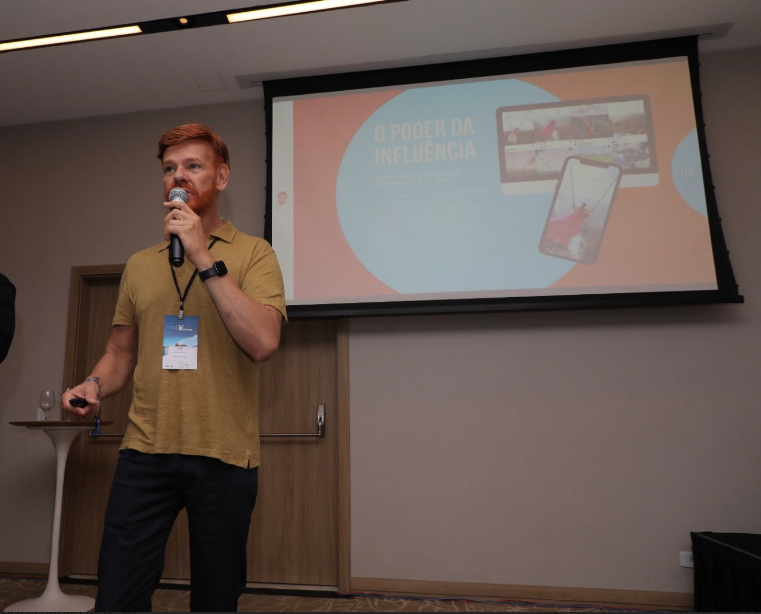 Lipe Camanzano apresentando em evento