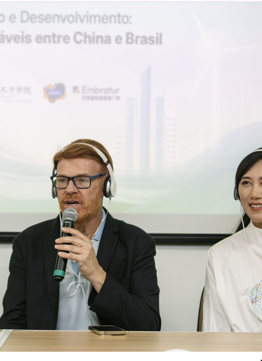 Lipe Camanzano apresentando sobre viagem com influência no Rio de Janeiro