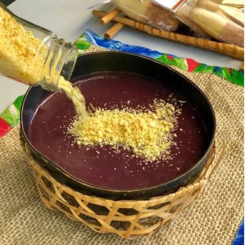 Cuenco de açaí en Belém con harina de mandioca