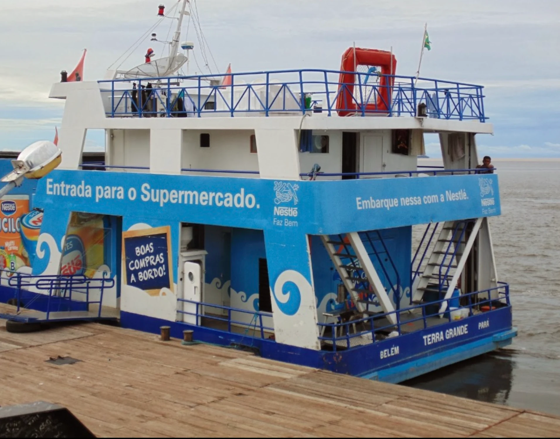 Barco supermercado atracado en Belém