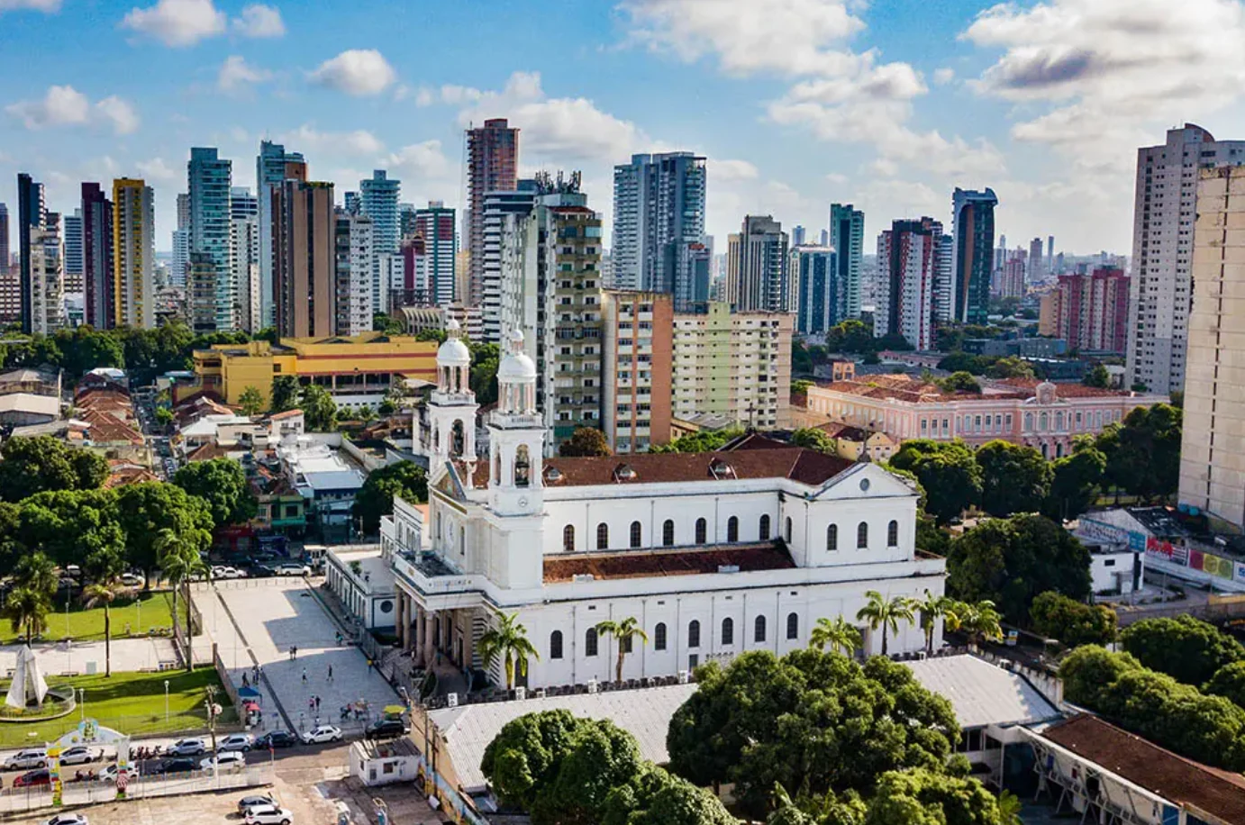 Vista aérea de la Basílica Santuario de Nazaré y el entorno urbano de Belém