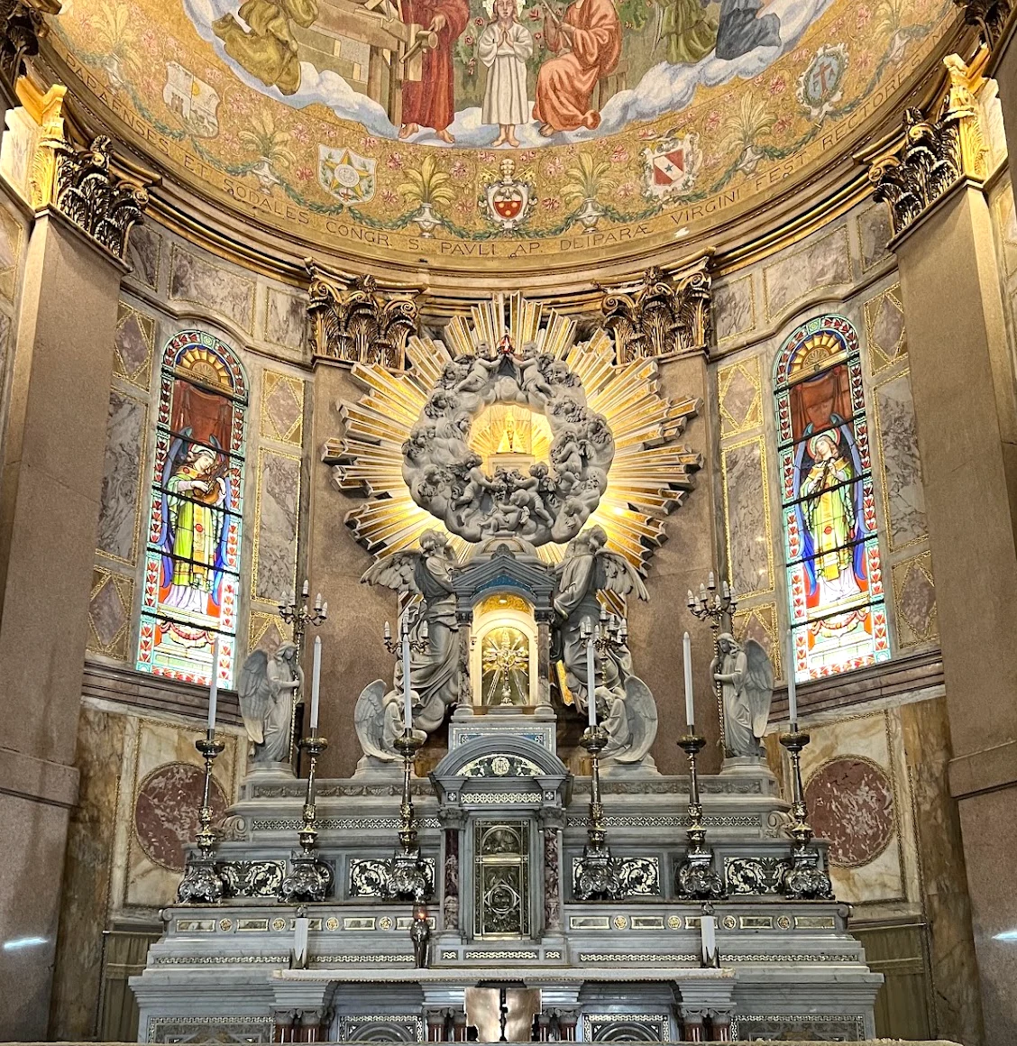 Interior de la Basílica Santuario de Nazaré, en Belém