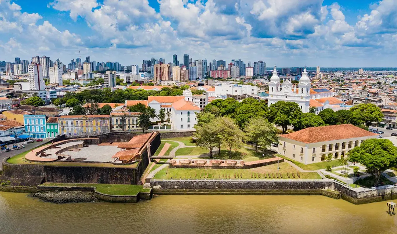 Vista aérea del centro histórico de Belém, con Forte do Presépio, iglesias y edificios modernos