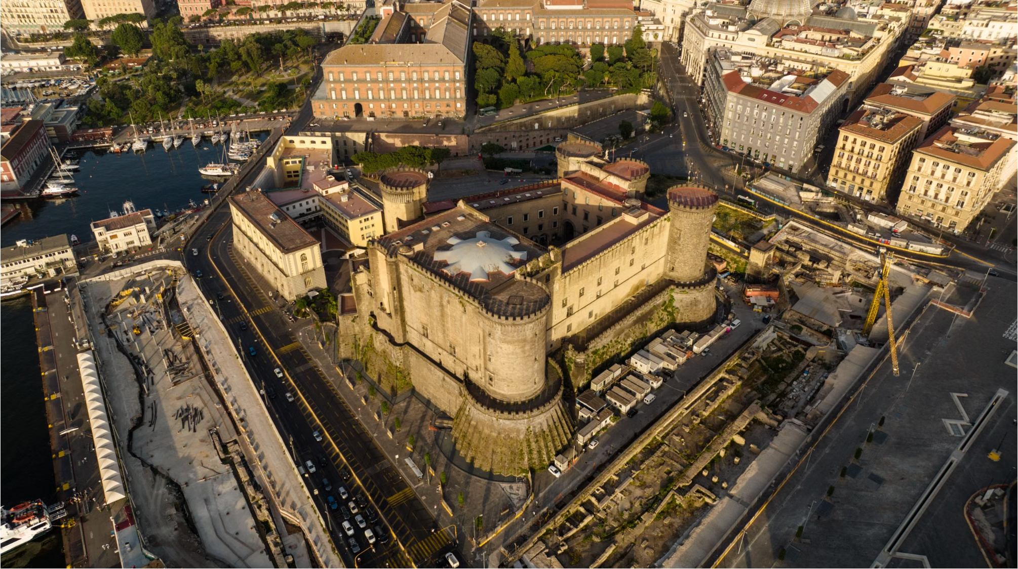 Vista aerea di Castel Nuovo a Napoli