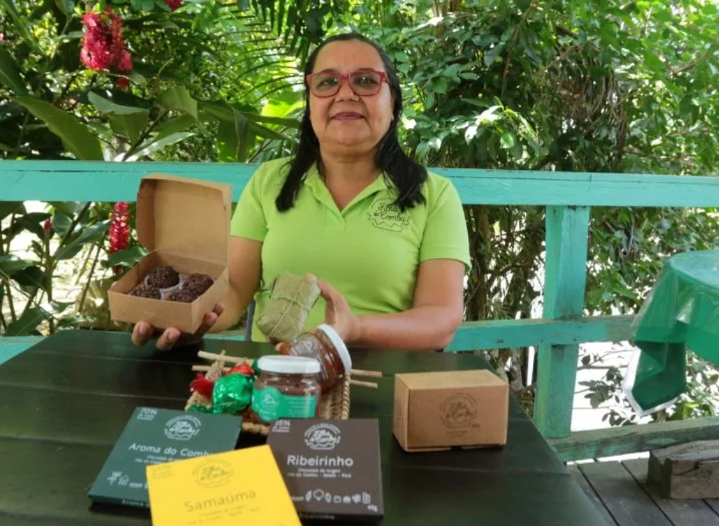 Doña Nena presentando chocolates artesanales en la Isla de Combu