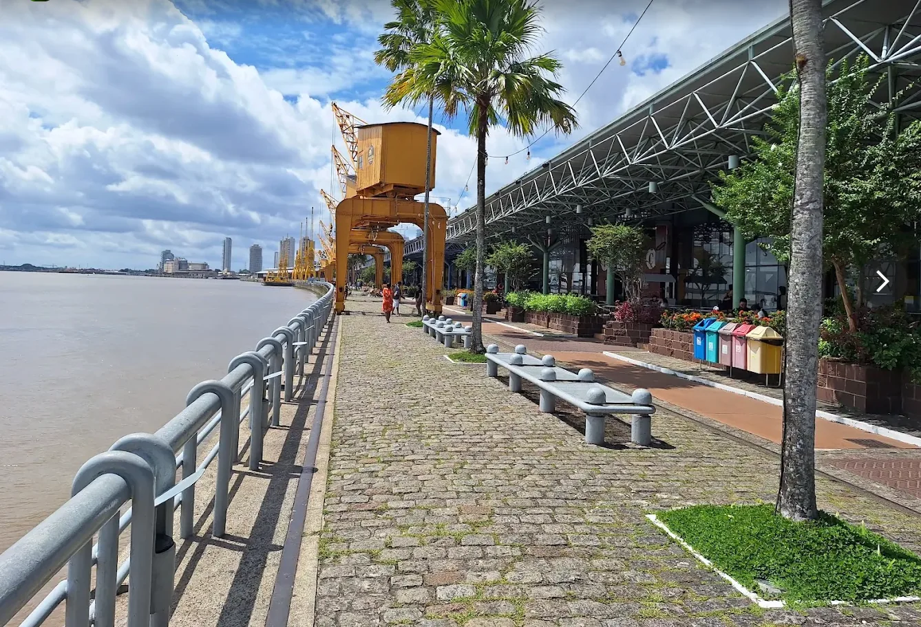 Ribera de Estação das Docas con río, grúas, palmeras y almacenes