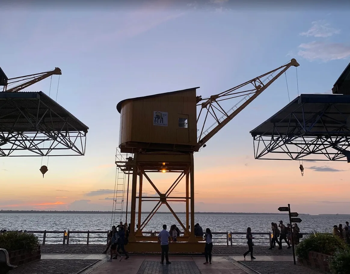 Grúa de Estação das Docas frente al atardecer en la bahía de Guajará
