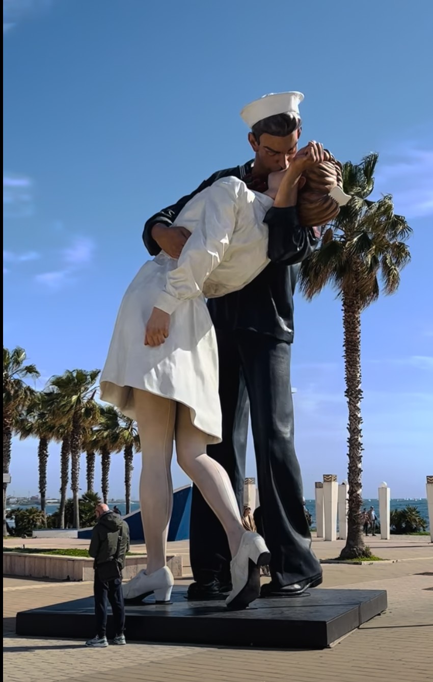 Escultura Embracing Peace en el paseo marítimo de Civitavecchia