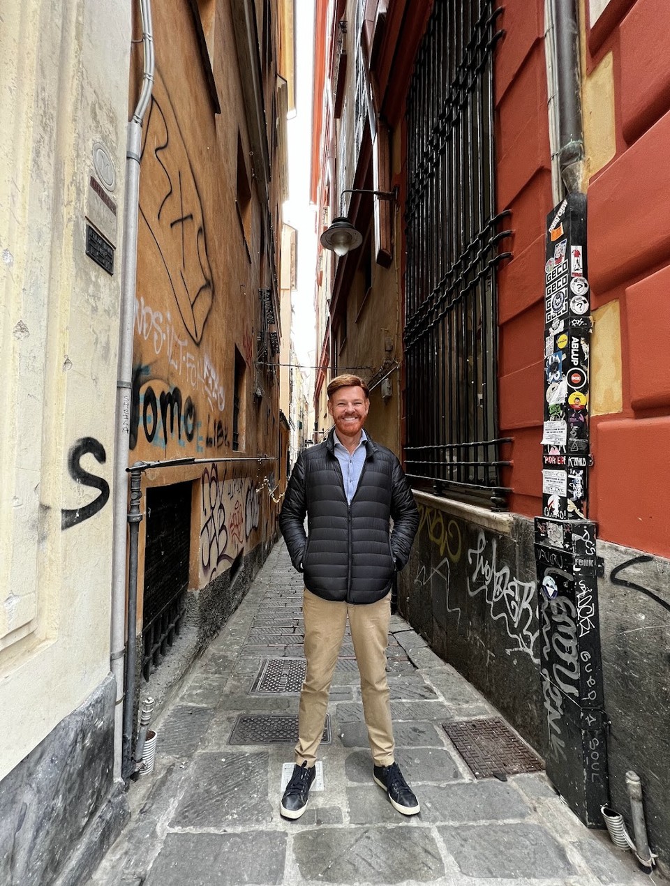 Calle estrecha del centro histórico de Génova, entre los caruggi