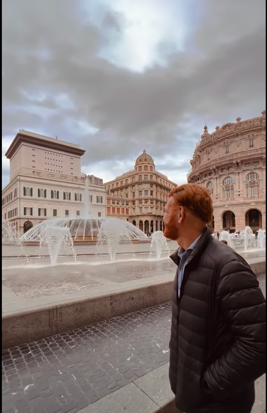 Lipe Camanzano en Piazza De Ferrari, Génova