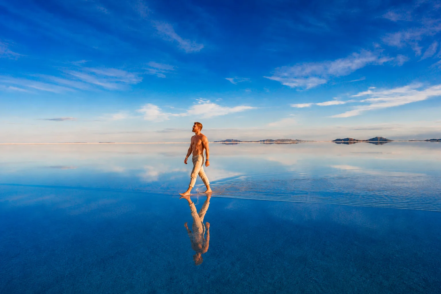 Lipe caminando en el Salar de Uyuni con el horizonte reflejado