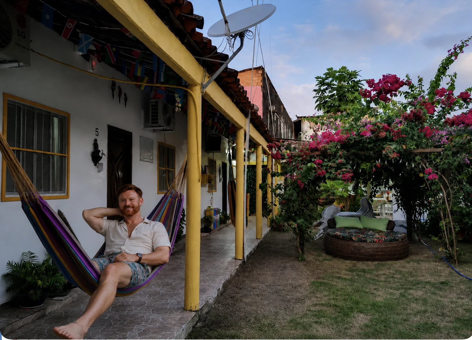 Lipe descansando en una hamaca en una posada de Marajó