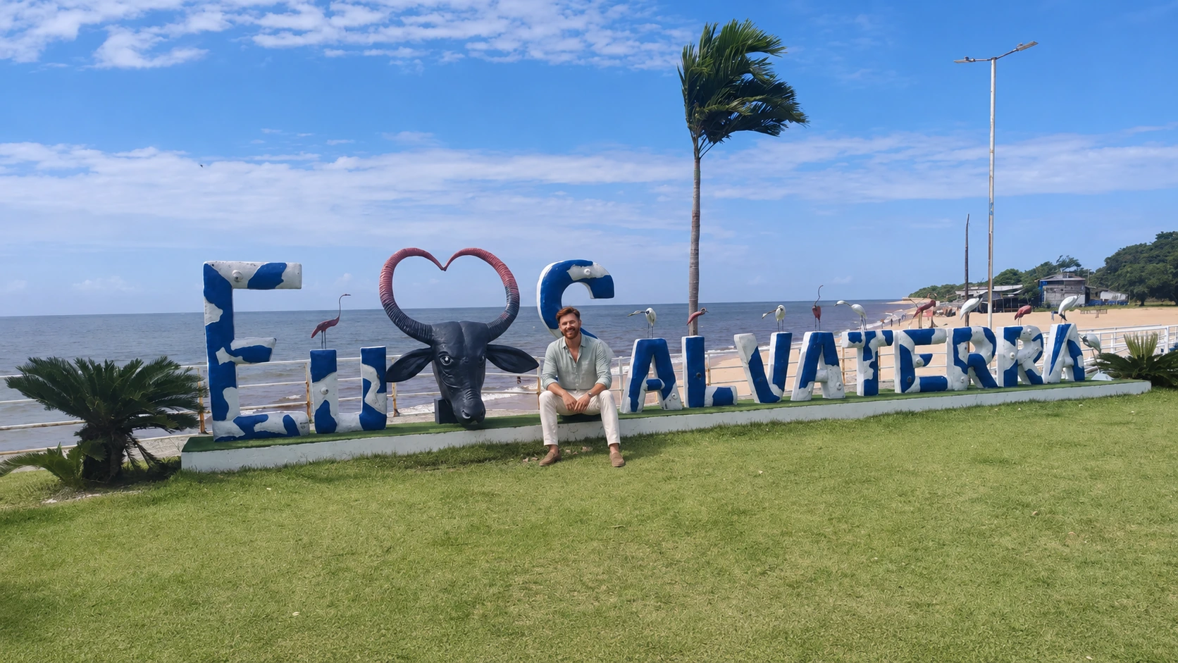 Lipe junto al letrero de Salvaterra en Marajó
