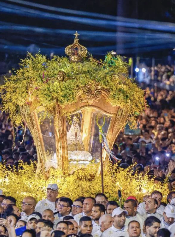 La berlinda del Círio de Nazaré rodeada por la multitud