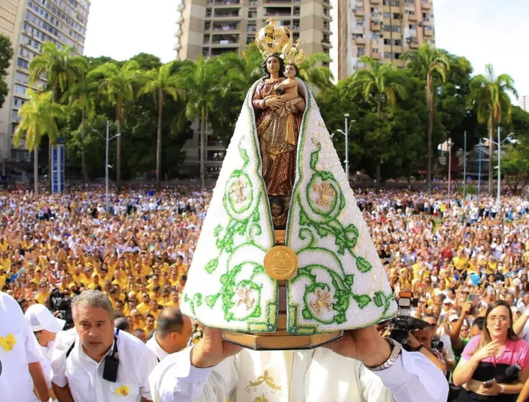 Imagen de Nuestra Señora de Nazaré ante la multitud del Círio