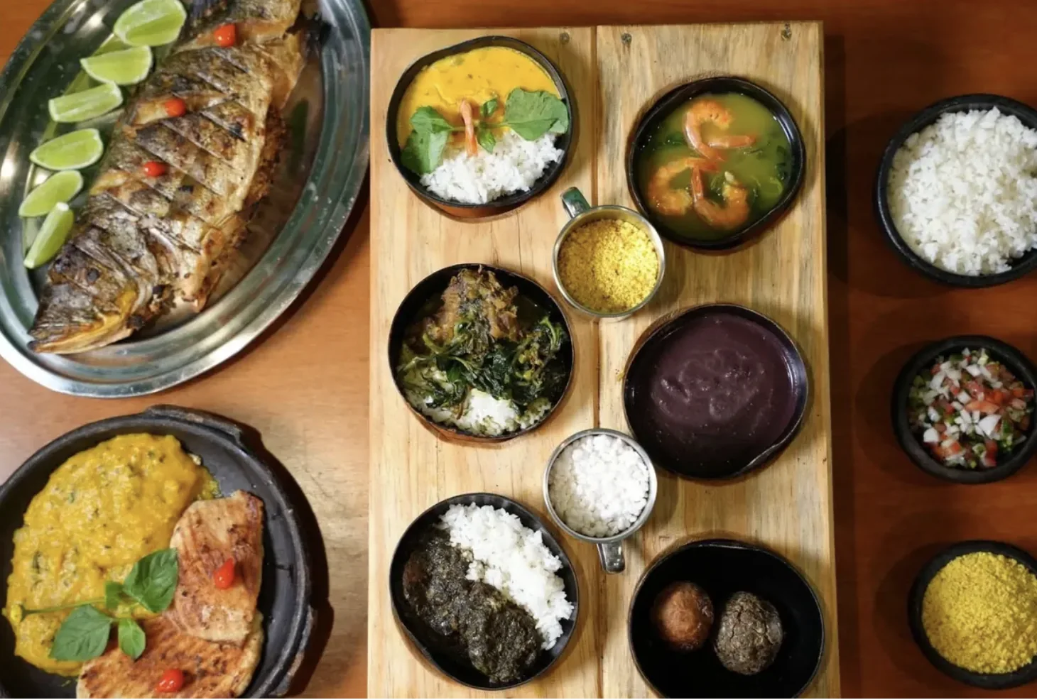 Mesa paraense con pescado, açaí, harina de mandioca y acompañamientos amazónicos