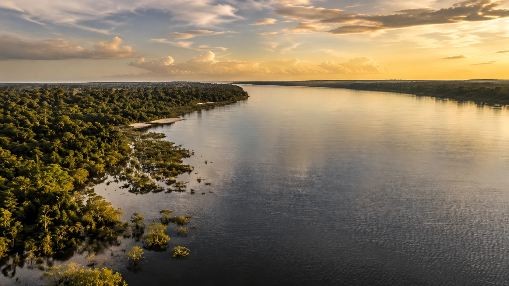 Gran río amazónico rodeado de bosque en Pará al atardecer