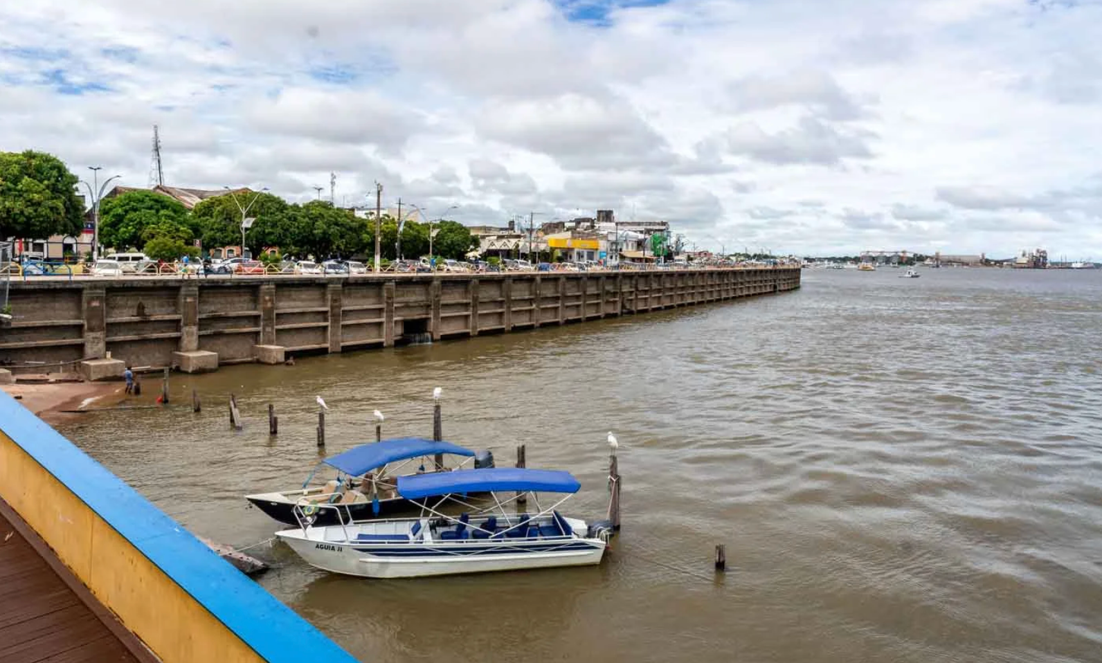 Costanera de Santarém con barcos y vistas del río