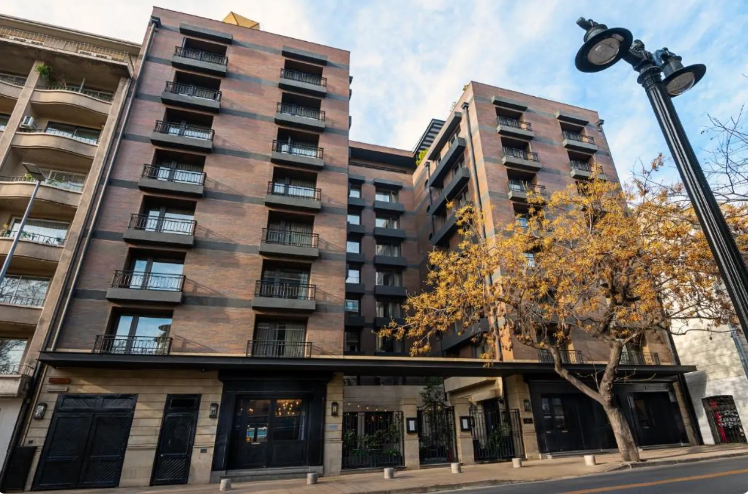 The Singular Santiago, Santiago