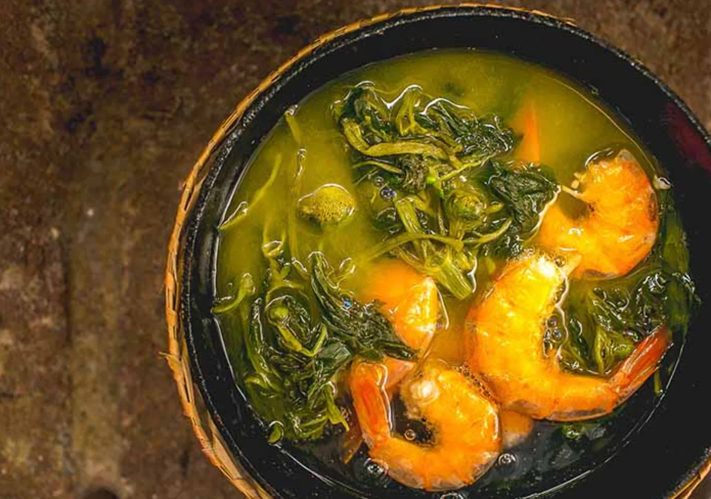 Cuenco de tacacá con tucupi, jambu y camarón
