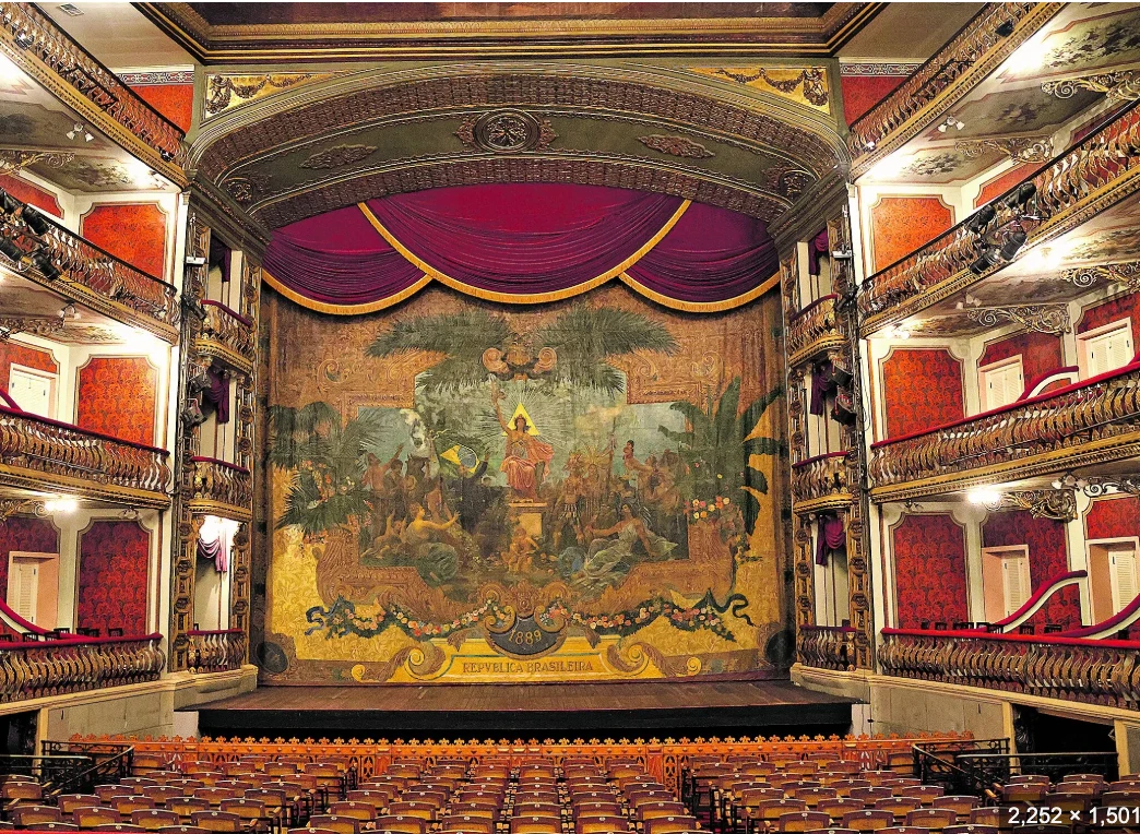 Interior del Theatro da Paz, con palcos y telón histórico