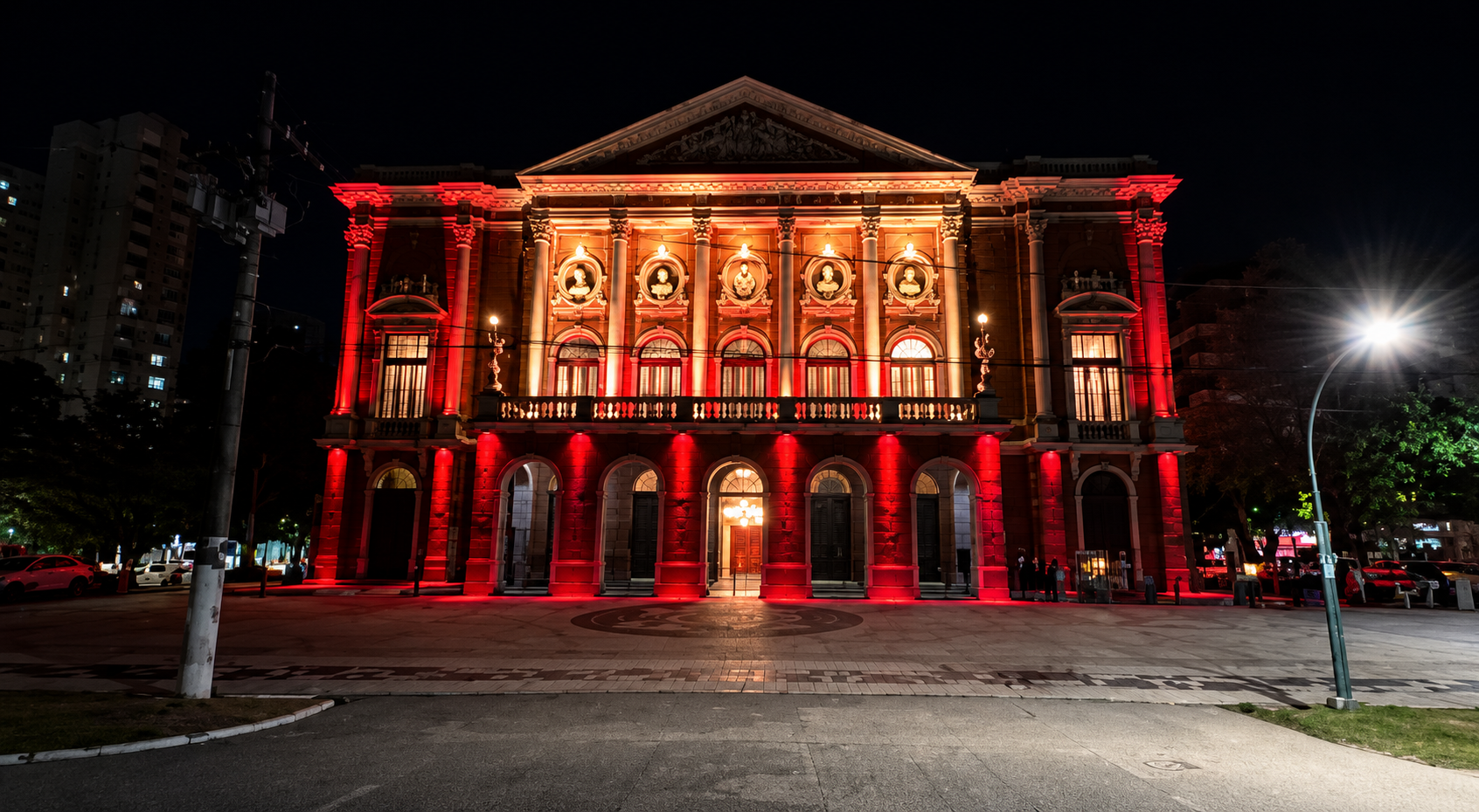 Fachada del Theatro da Paz iluminada por la noche