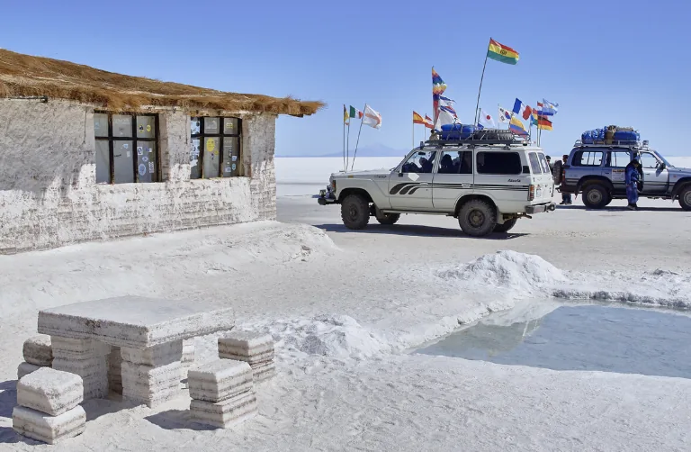 Construcción de sal y vehículos 4x4 en el Salar de Uyuni