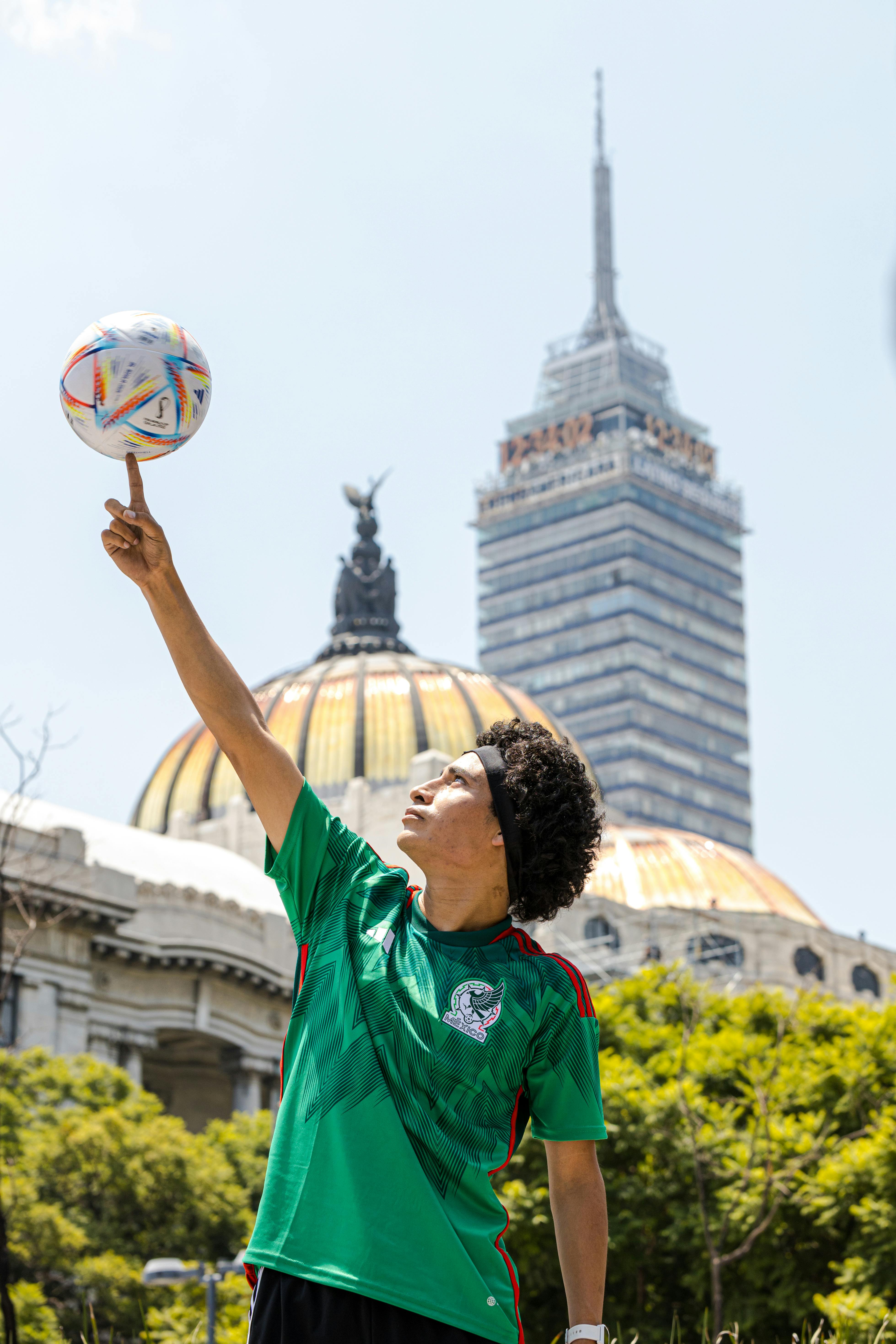 Jogador com camisa do México em frente ao skyline da Cidade do México