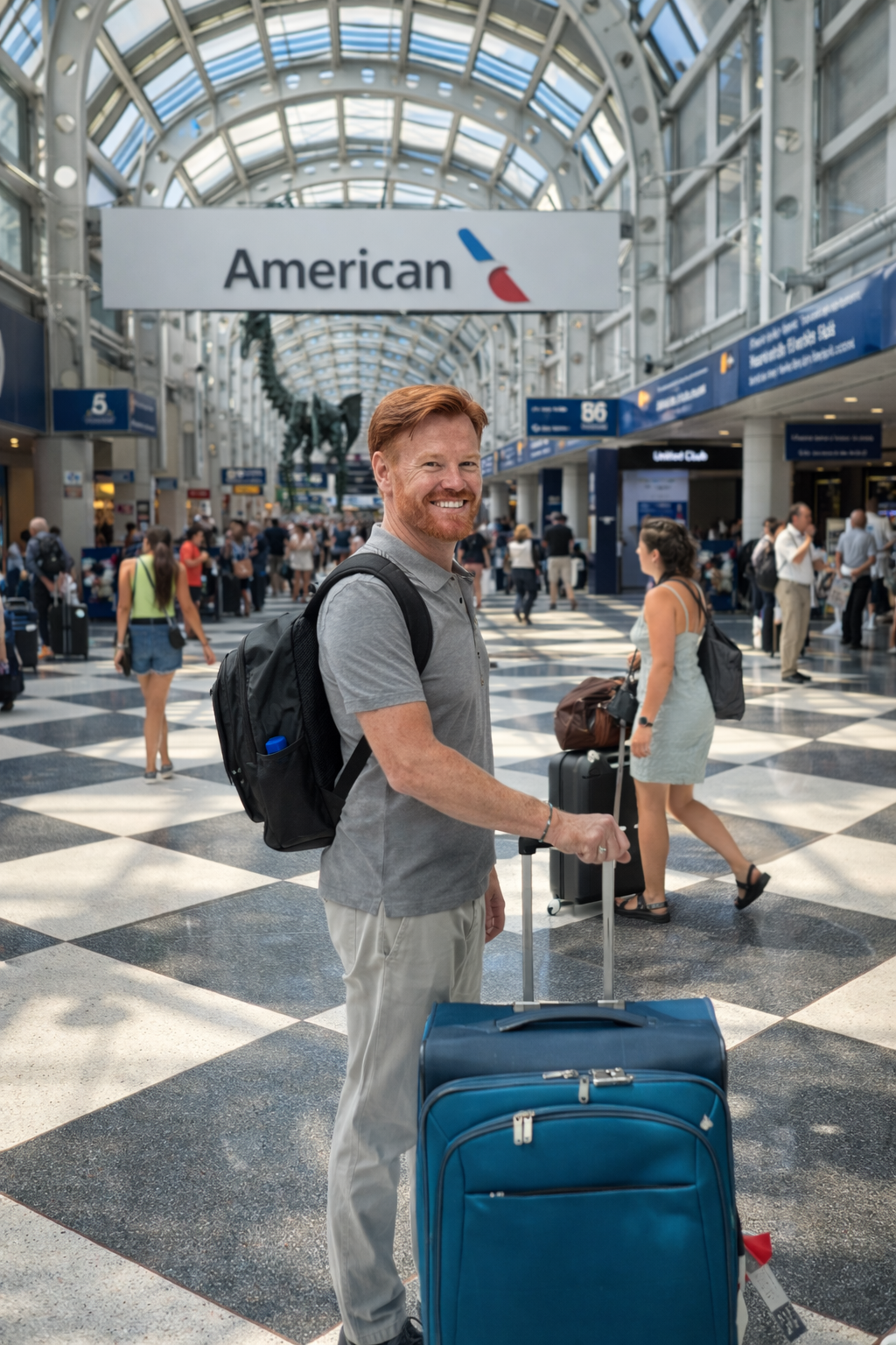 Lipe em aeroporto dos Estados Unidos com mala, pronto para comparar rotas e conexões