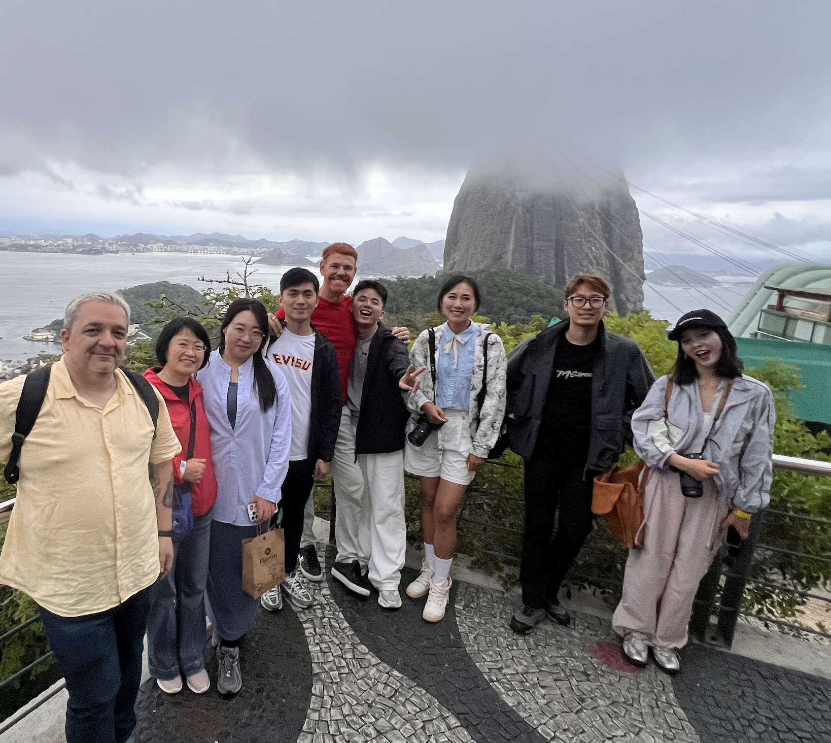 Lipe Camanzano with a Chinese group in Brazil