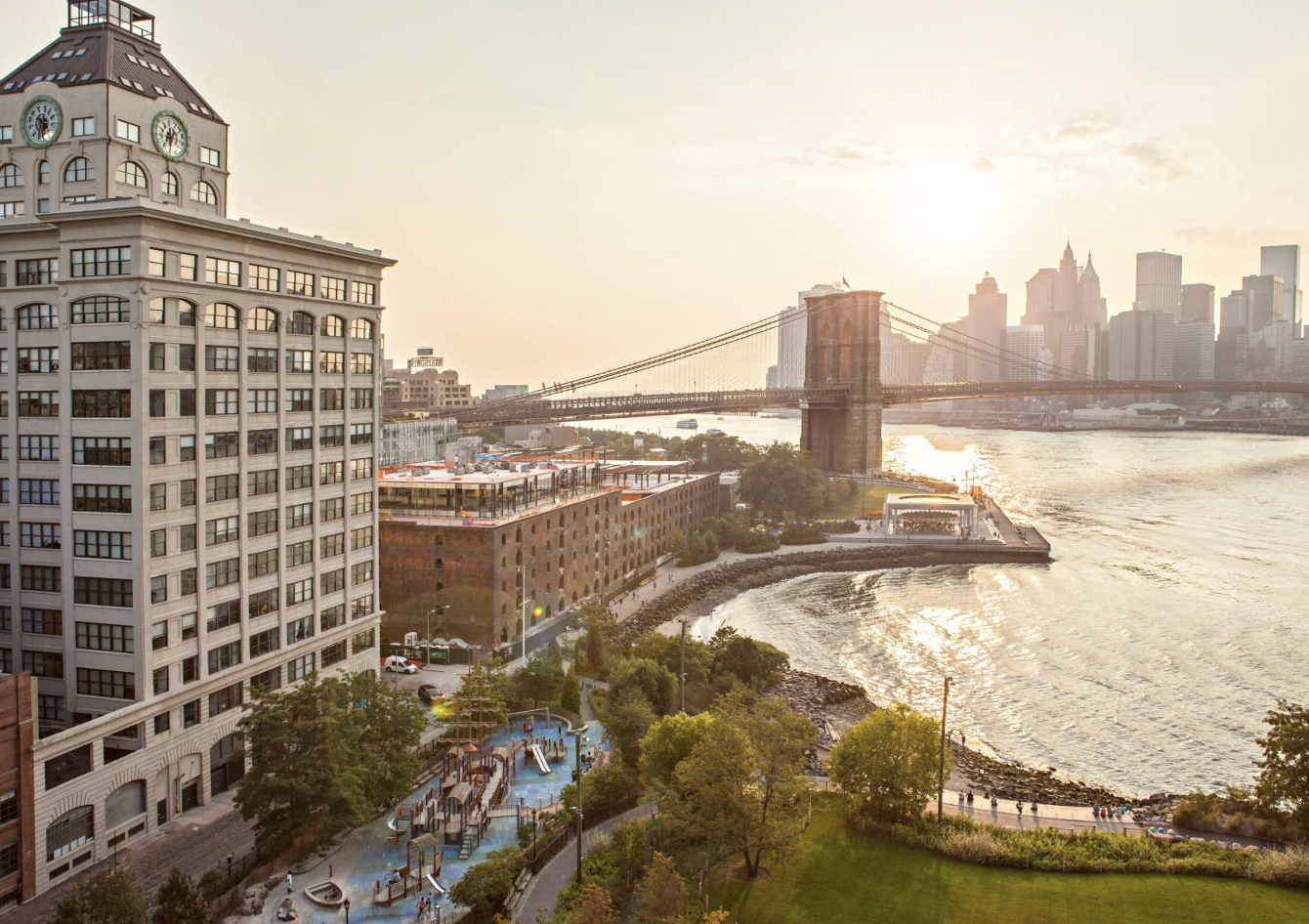Brooklyn Bridge e waterfront de Nova York ao pôr do sol